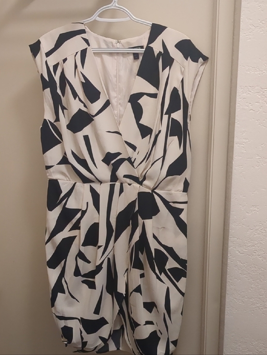 Express Dresses & Skirts - Sleeveless Black & Cream Twist-Front Dress